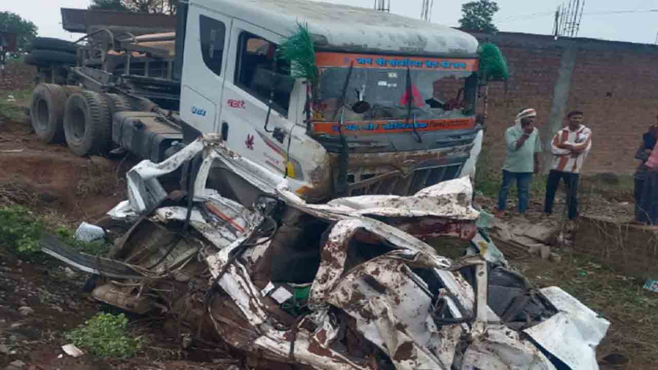 Road Accident | ఘోర రోడ్డు ప్రమాదం.. వ్యాన్‌ను ఢీ కొట్టిన ట్రక్కు.. తొమ్మిది మంది దుర్మరణం