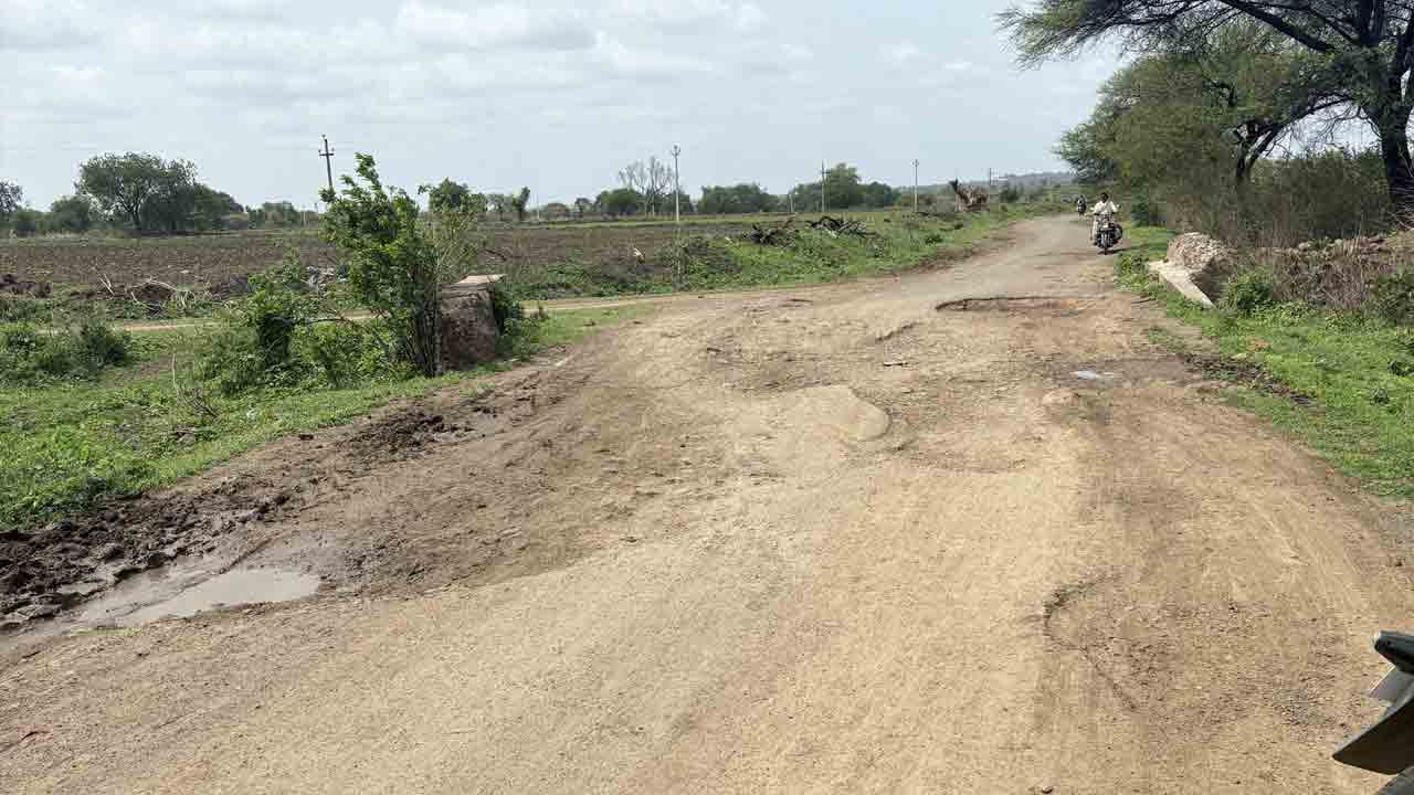 Road Repairs | ఏండ్లు గడుస్తున్నా మరమ్మతులు నిల్‌.. గుంతల రోడ్డుతో ప్రజల ఇబ్బందులు