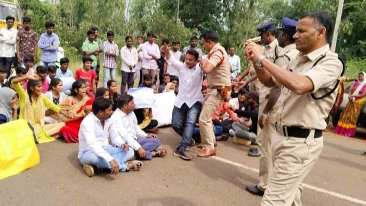 Road Works | అలుపెరుగని పోరాటం.. రోడ్డు పనులు ప్రారంభించుకున్న యువకులు