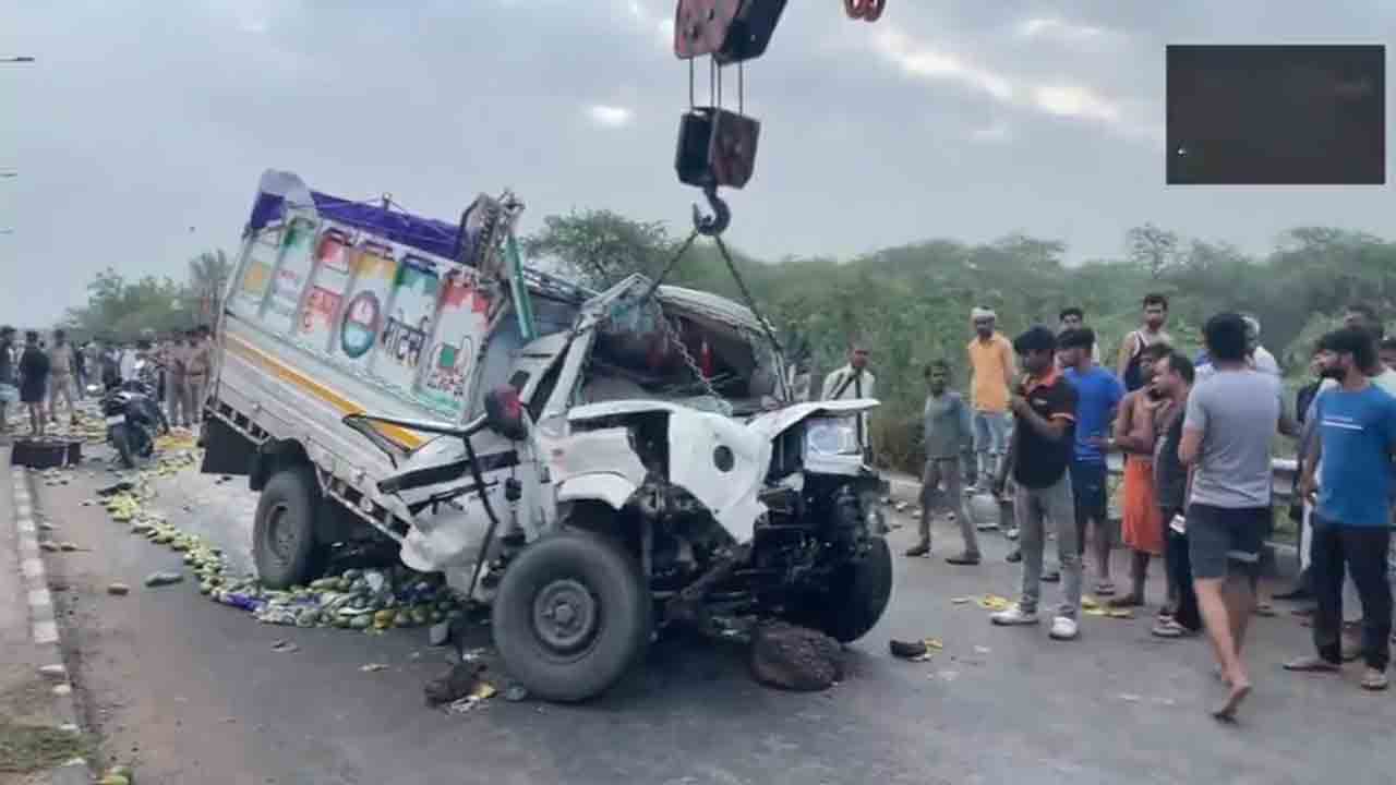 Road accident | ఫ్లైవోవర్‌ పైనుంచి పడిన మామిడి కాయల వ్యాన్‌.. నలుగురు దుర్మరణం