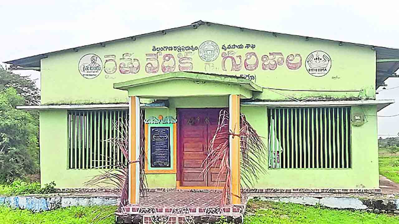 నిధులు ఇవ్వక.. బిల్లులు చెల్లించక