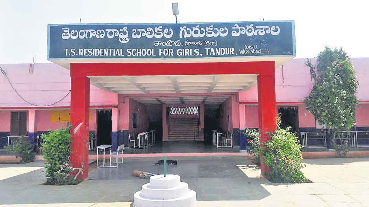 ఎస్సీ గురుకులంలో 25% సీట్లూ నిండలే!.. నీట్, జేఈఈకి శిక్షణ ఇచ్చే సీవోఈ కళాశాలల్లోనూ అదే పరిస్థితి!