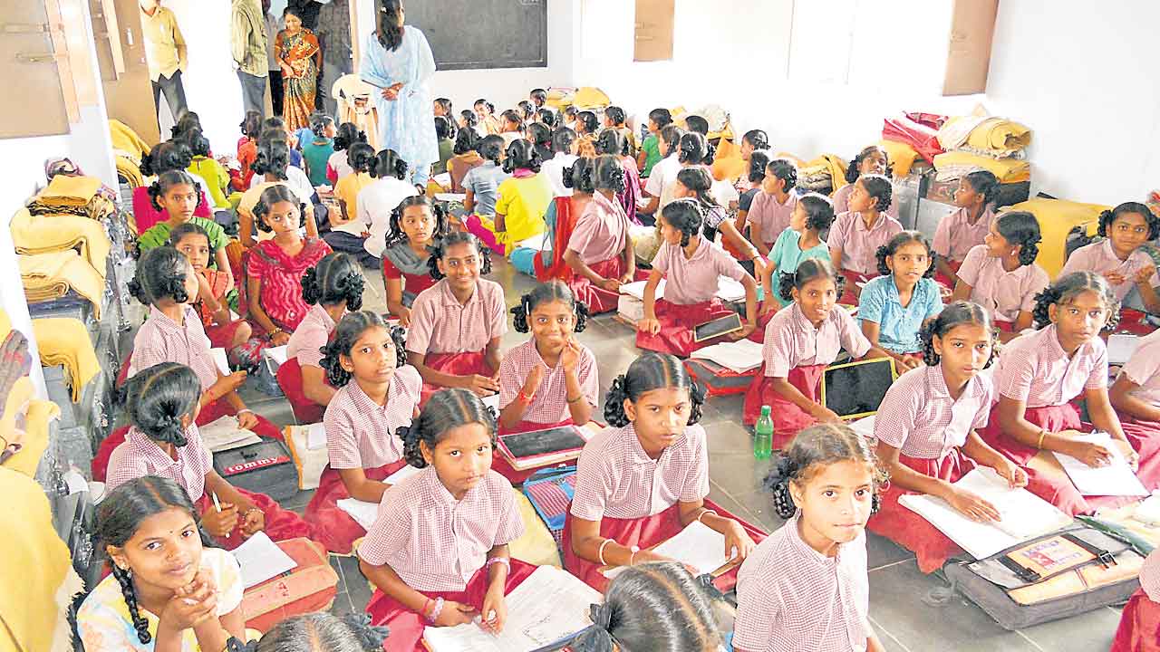 బుక్కుల్లేవ్‌.. బట్టల్లేవ్‌!.. ఇదీ గురుకులాల్లోని దుస్థితి