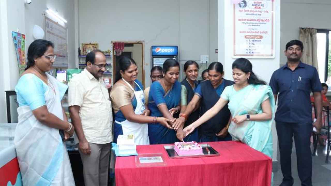 Sneha Shabarish | ఇందిరా మహిళా శక్తి క్యాంటీన్‌ నిర్వహణతో మహిళలు ఆర్థిక పురోగతిని సాధించాలి : కలెక్టర్‌ స్నేహ శబరీష్‌
