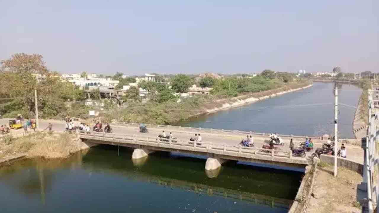 SRSP Canal Bridge | సందగిరి వద్ద ప్రమాదకరంగా ఎస్సారెస్పీ వెంతెన.. భయాందోళనలో వాహనదారులు