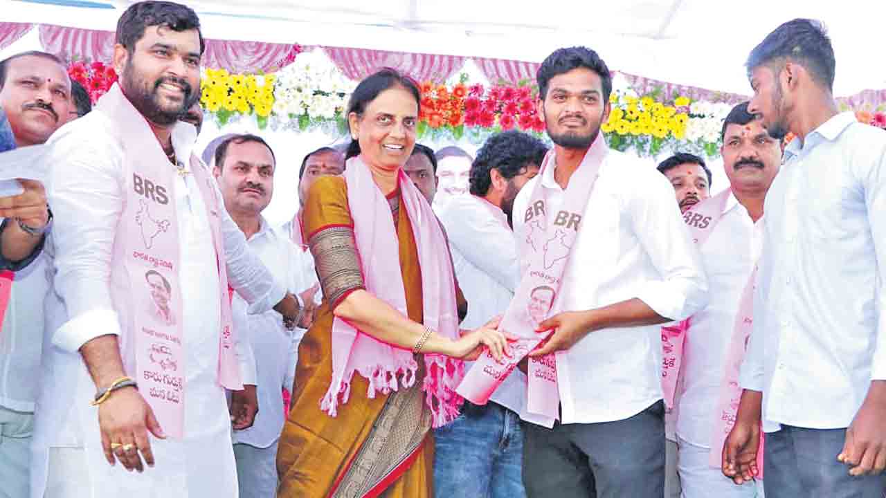 మహేశ్వరంలో కాంగ్రెస్‌కు బిగ్‌ షాక్‌.. మాజీ మంత్రి సబితా ఇంద్రారెడ్డి సమక్షంలో బీఆర్‌ఎస్‌లో చేరికలు