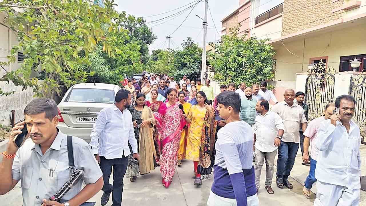 కాంగ్రెస్‌ నేతలకేనా ఇందిరమ్మ ఇండ్లు