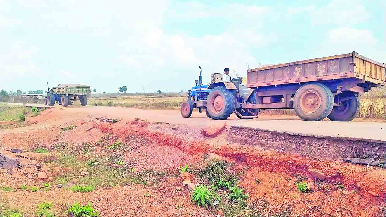 ఇసుక తోడేళ్లు..