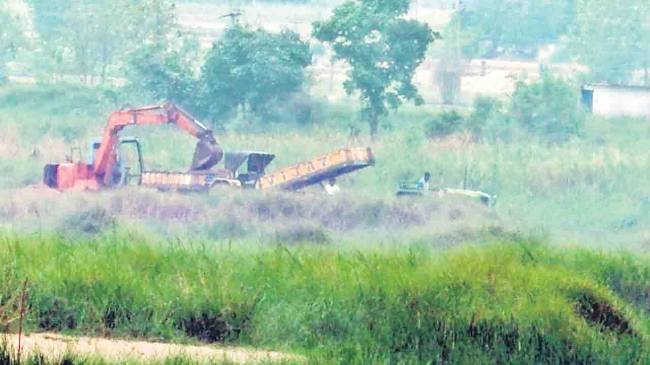 ఇందిరమ్మ ఇండ్ల పేరిట ఇసుక దందా !