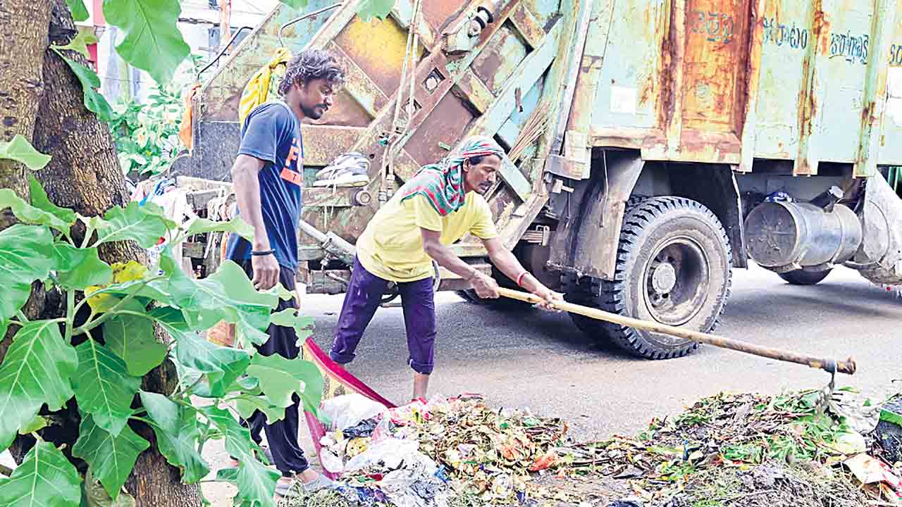 పారిశుద్ధ్య కార్మికుల శ్రమ దోపిడీ