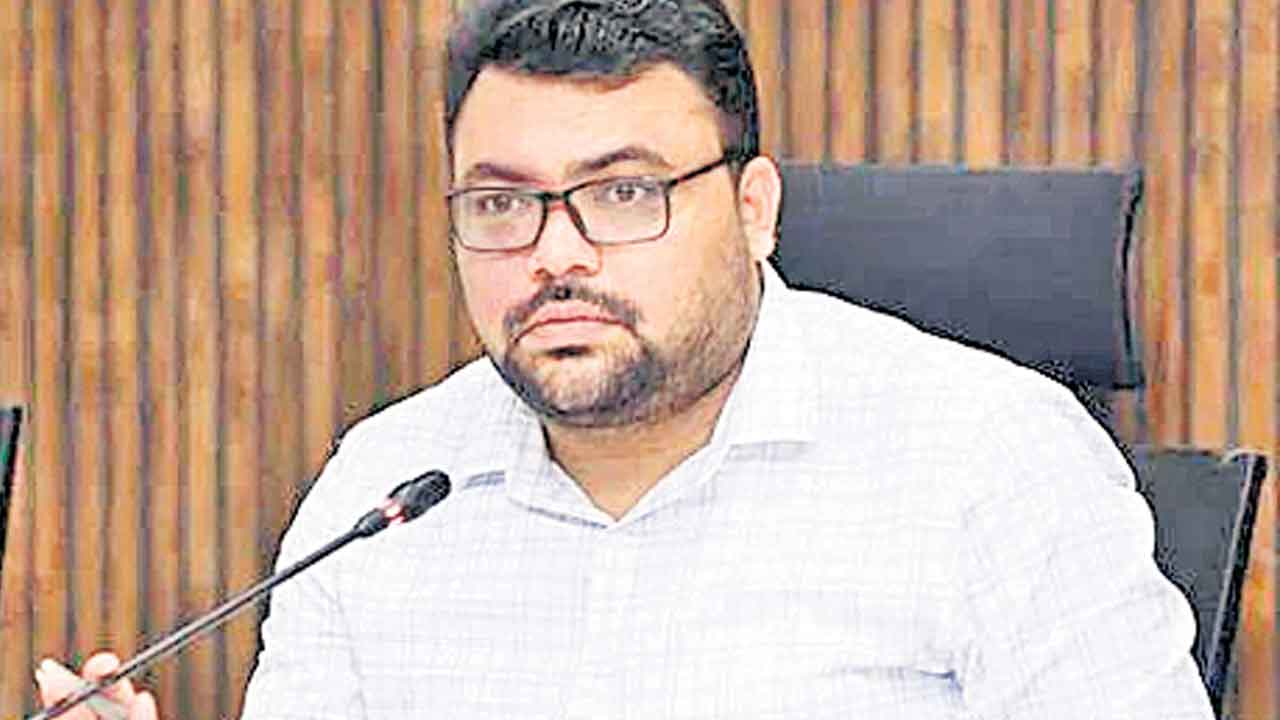 వరి ఎందుకు వేస్తున్నరు?.. ధాన్యం పేరుతో చెత్త తీసుకొస్తున్నరు.. రైతులను కించపరిచేలా నాగర్‌ కర్నూల్‌ కలెక్టర్‌ వ్యాఖ్యలు