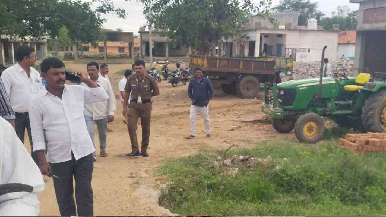 School | పాఠశాల ప్రాంగణంలో వ్యవసాయ యంత్రాలు.. విద్యార్థులకు ఇబ్బందులు
