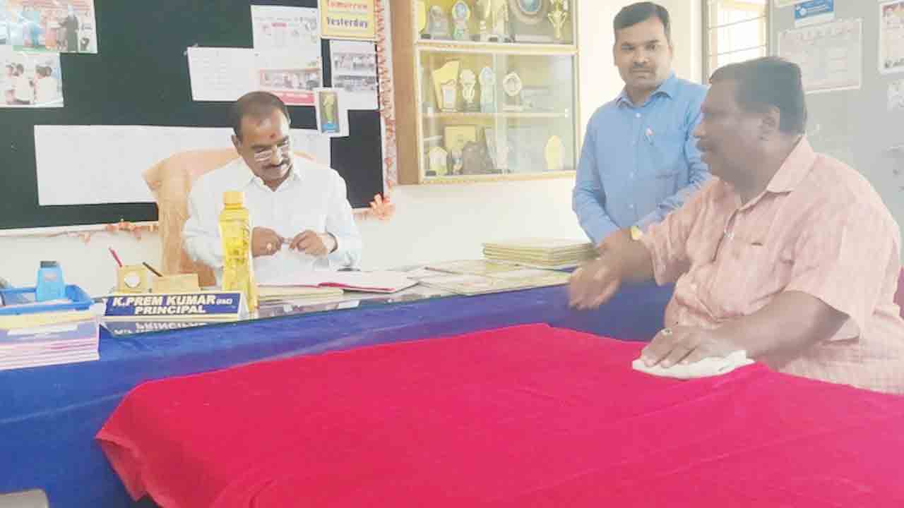 DEO Visit | పాఠశాలను సందర్శించడానికి వచ్చిన డీఈవోకు రాచ మర్యాదలు