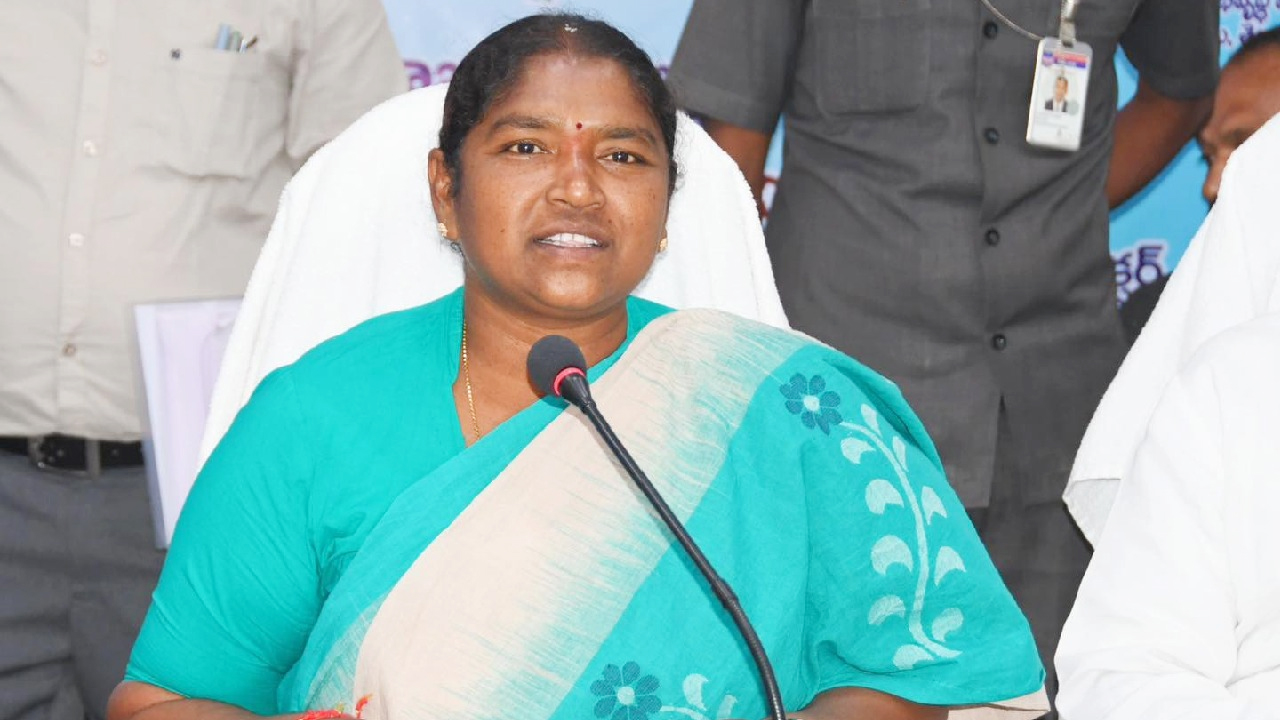 Seethakka | పార్టీలకు అతీతంగా ఇందిరమ్మ ఇండ్లు: మంత్రి సీతక్క