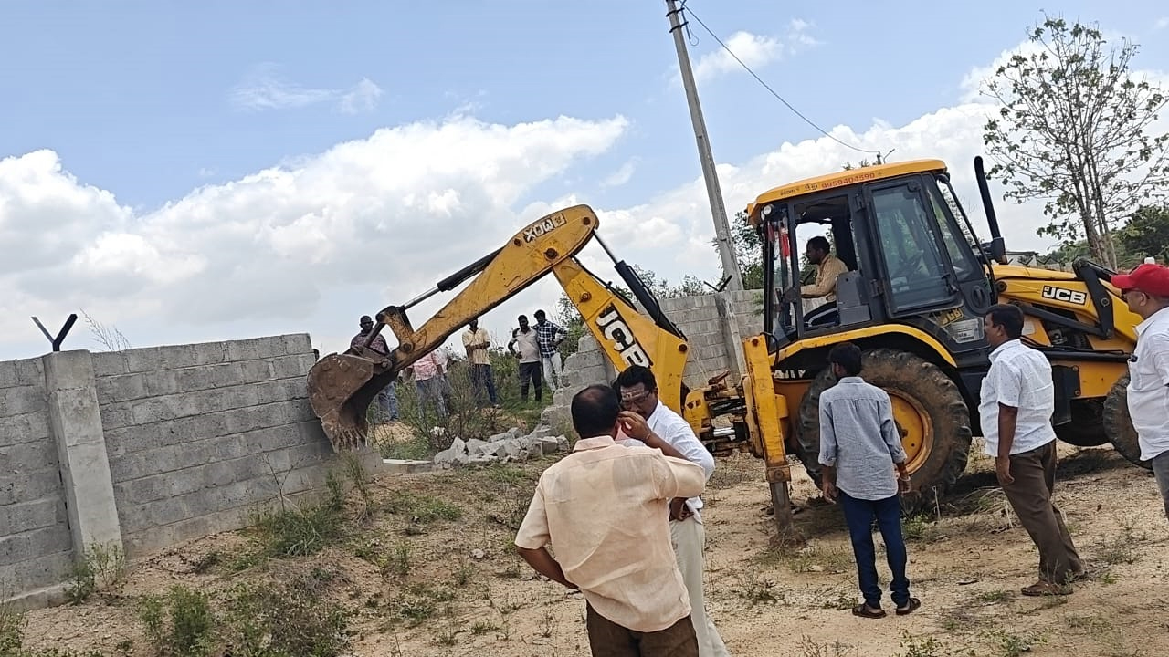 కొంతాన్‌పల్లిలో అక్రమ కట్టడాల కూల్చివేత.. తహశీల్దార్‌ కారును అడ్డుకున్న వెంచర్‌ నిర్వహకులు