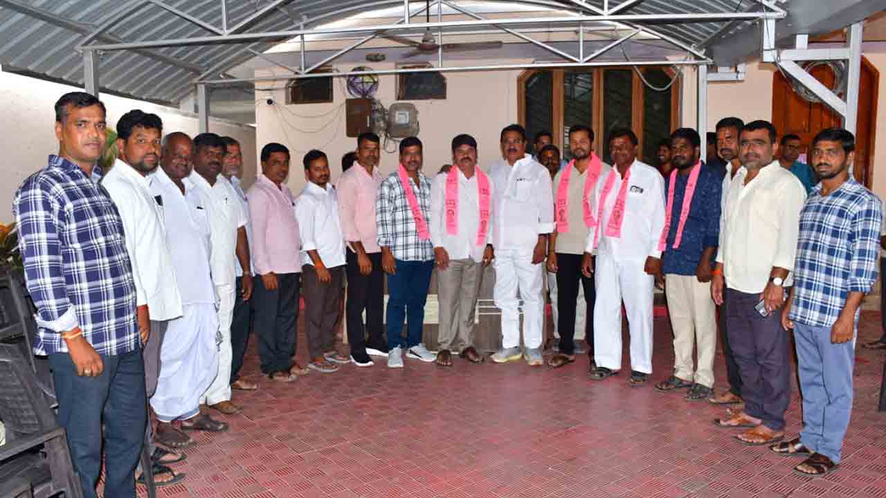 బీఆర్‌ఎస్‌ గూటికి కాంగ్రెస్‌ నేతలు