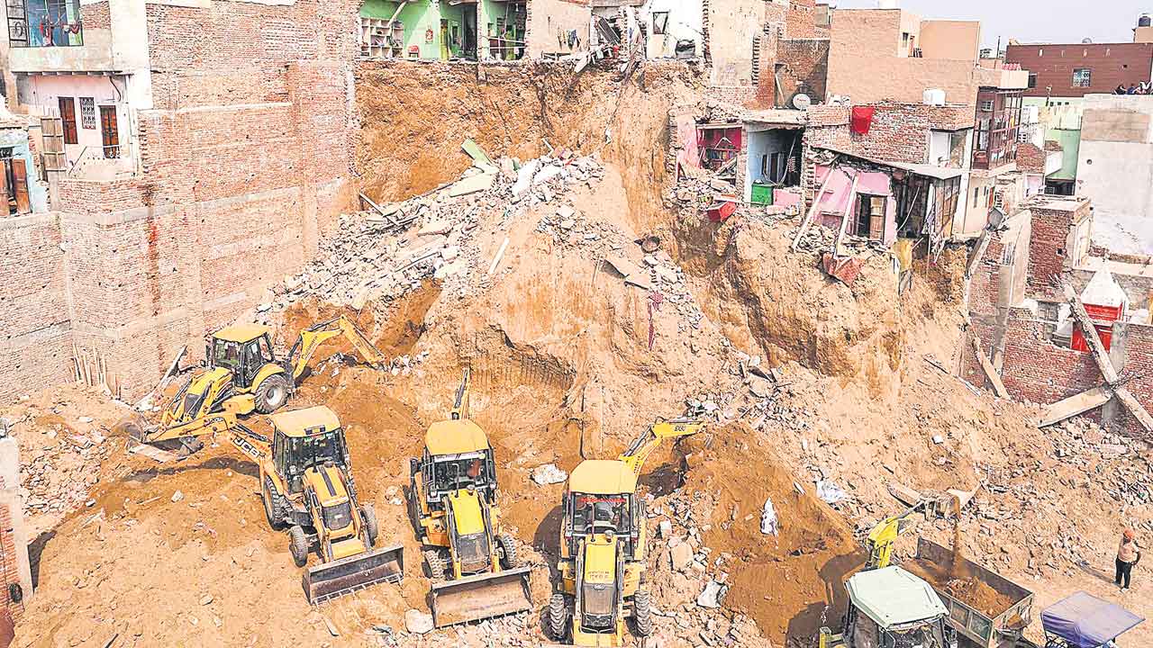 యూపీలో కూలిన ఆరు ఇండ్లు.. ముగ్గురు దుర్మరణం.. శిథిలాల కింద చిక్కుకున్న పలువురు