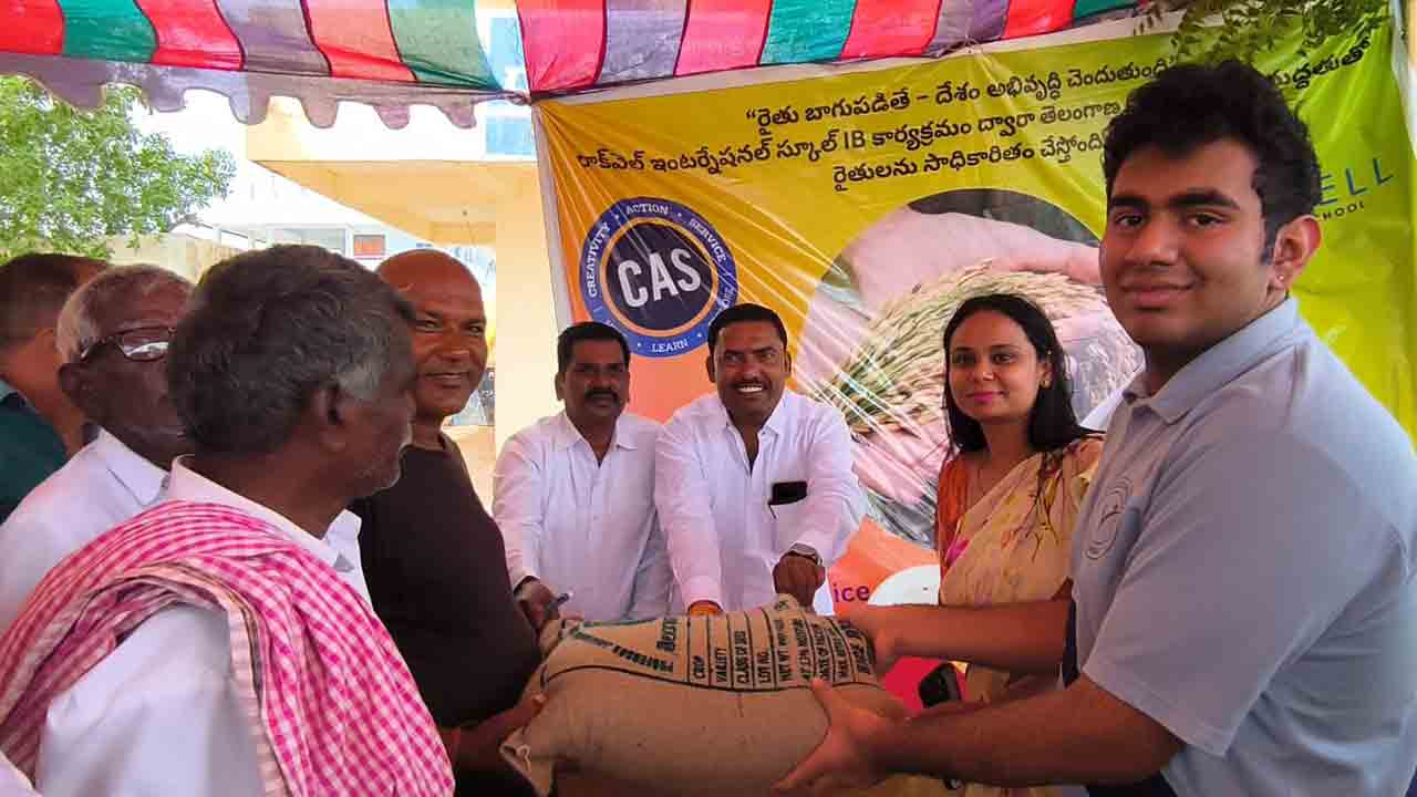 Social Responsibility | విద్యార్థుల్లో సామాజిక బాధ్యత పెంపొందించేలా.. రైతులకు వరి విత్తనాల పంపిణీ