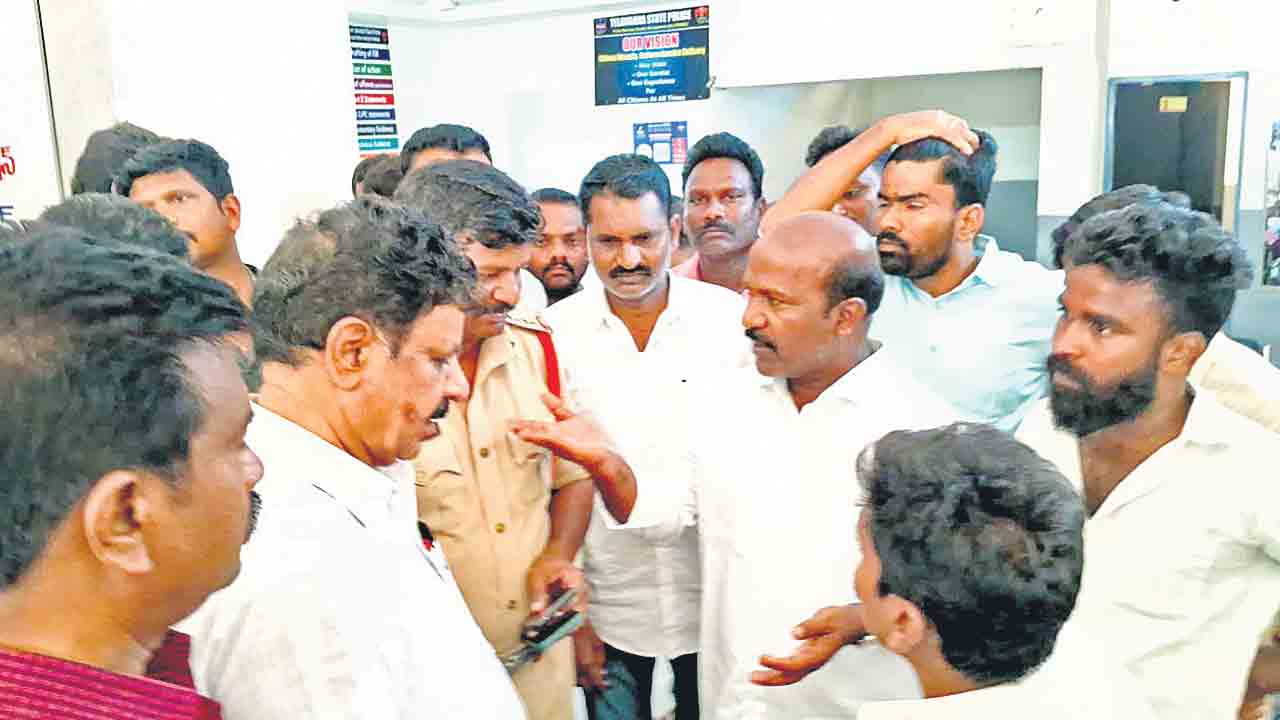 సోషల్‌ మీడియాలో పోస్ట్‌.. బీఆర్‌ఎస్‌ కార్యకర్త అరెస్ట్‌