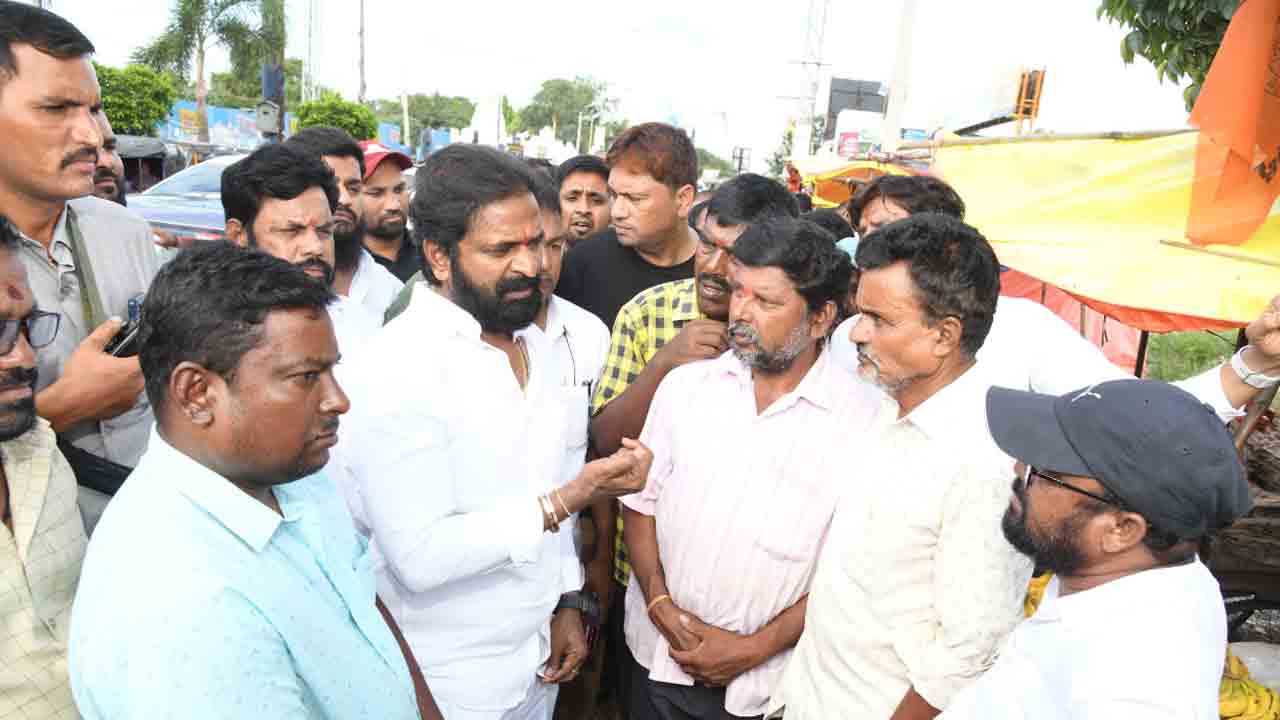 పండ్ల వ్యాపారులపై జులుం ప్రదర్శించొద్దు