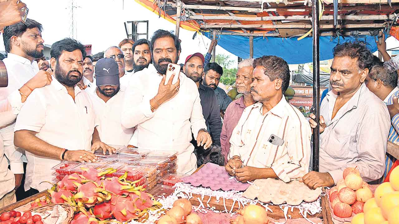 పండ్ల వ్యాపారులపై జులుం ప్రదర్శించొద్దు.. ఆర్టీసీ అధికారులపై మండిపడిన మాజీ మంత్రి శ్రీనివాస్గౌడ్