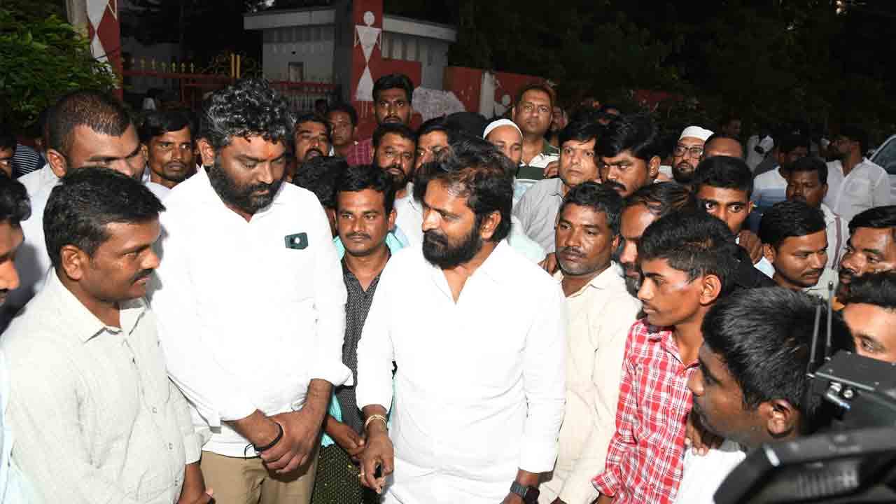 బందిపోట్లలా రైతులను చిత్రీకరిస్తారా?