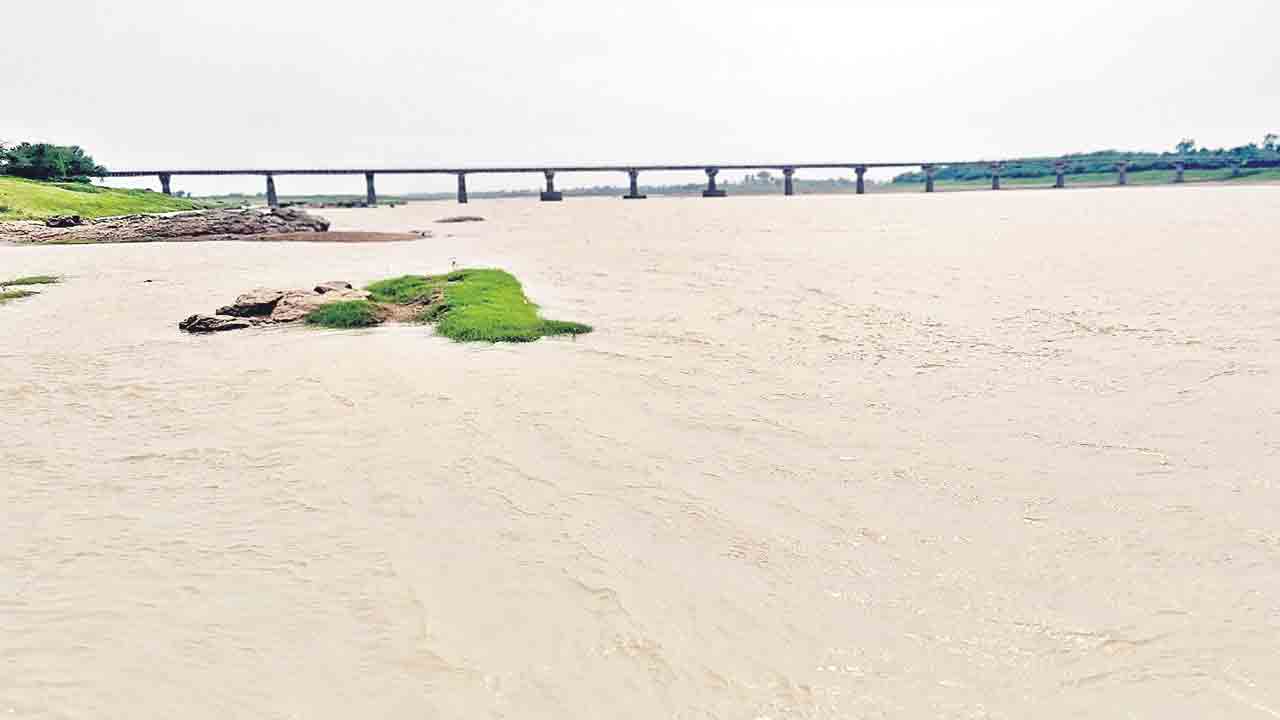 ఎస్సారెస్పీకి 2,049 క్యూసెక్కుల వరద