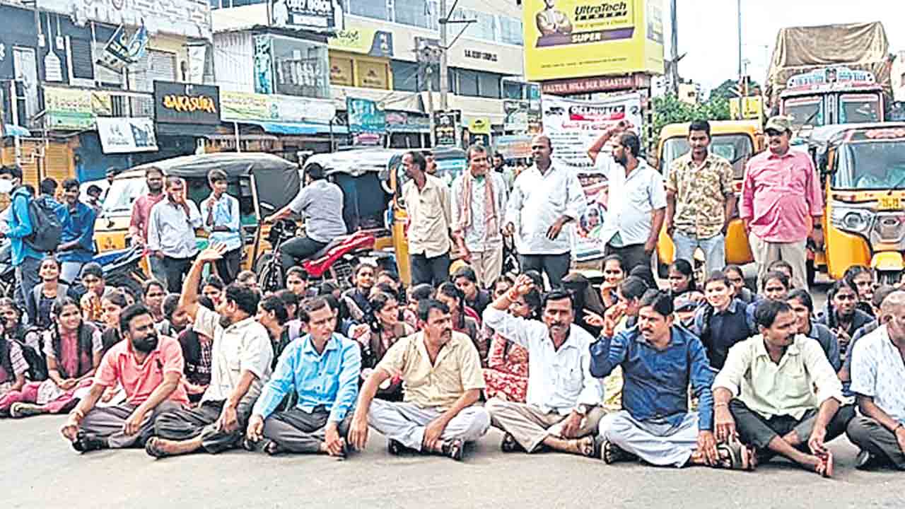 బస్సు కోసం రోడ్డెక్కిన విద్యార్థులు