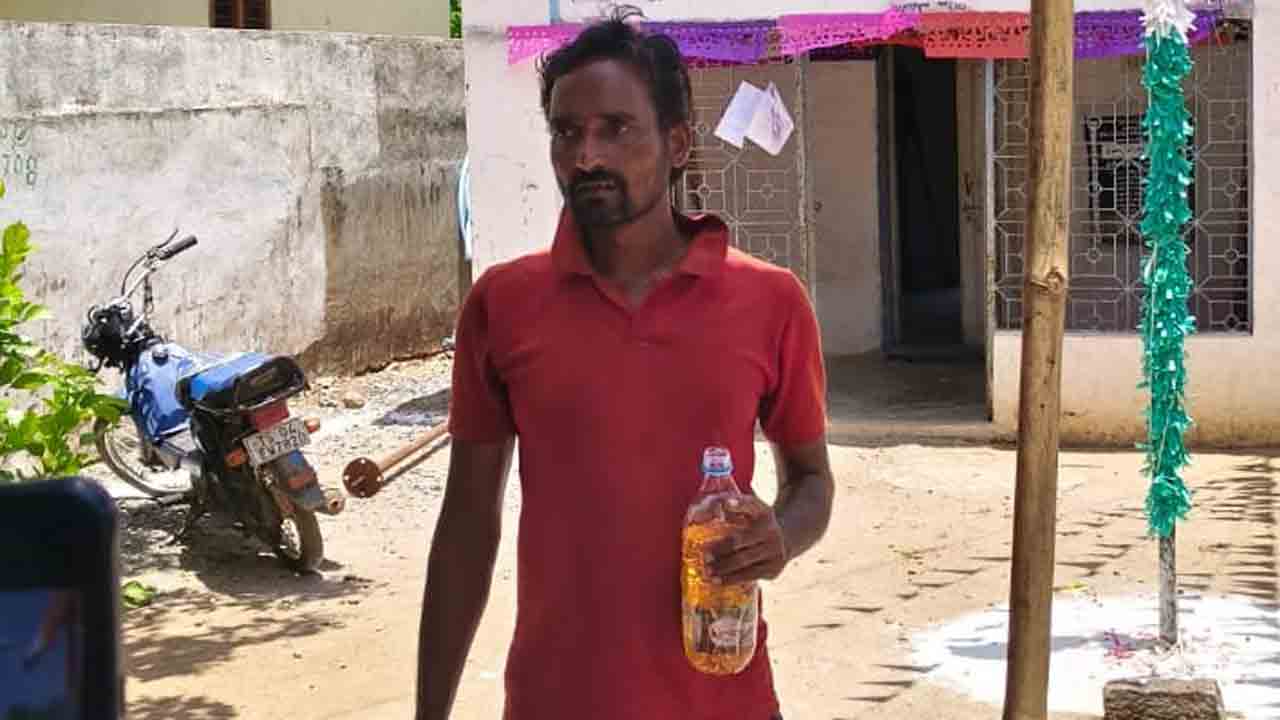 ఇందిరమ్మ ఇల్లు రాలేదని ఆత్మహత్యాయత్నం
