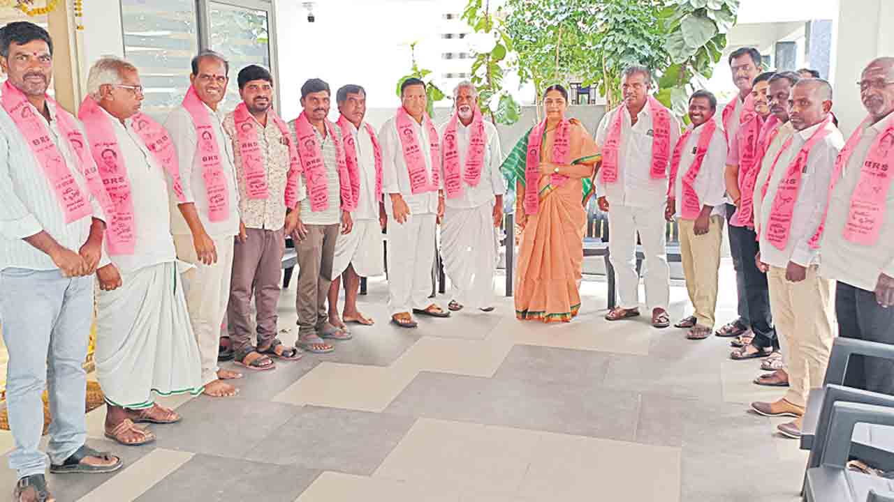 బీఆర్‌ఎస్‌లో చేరిన కాంగ్రెస్‌ మాజీ సర్పంచ్‌