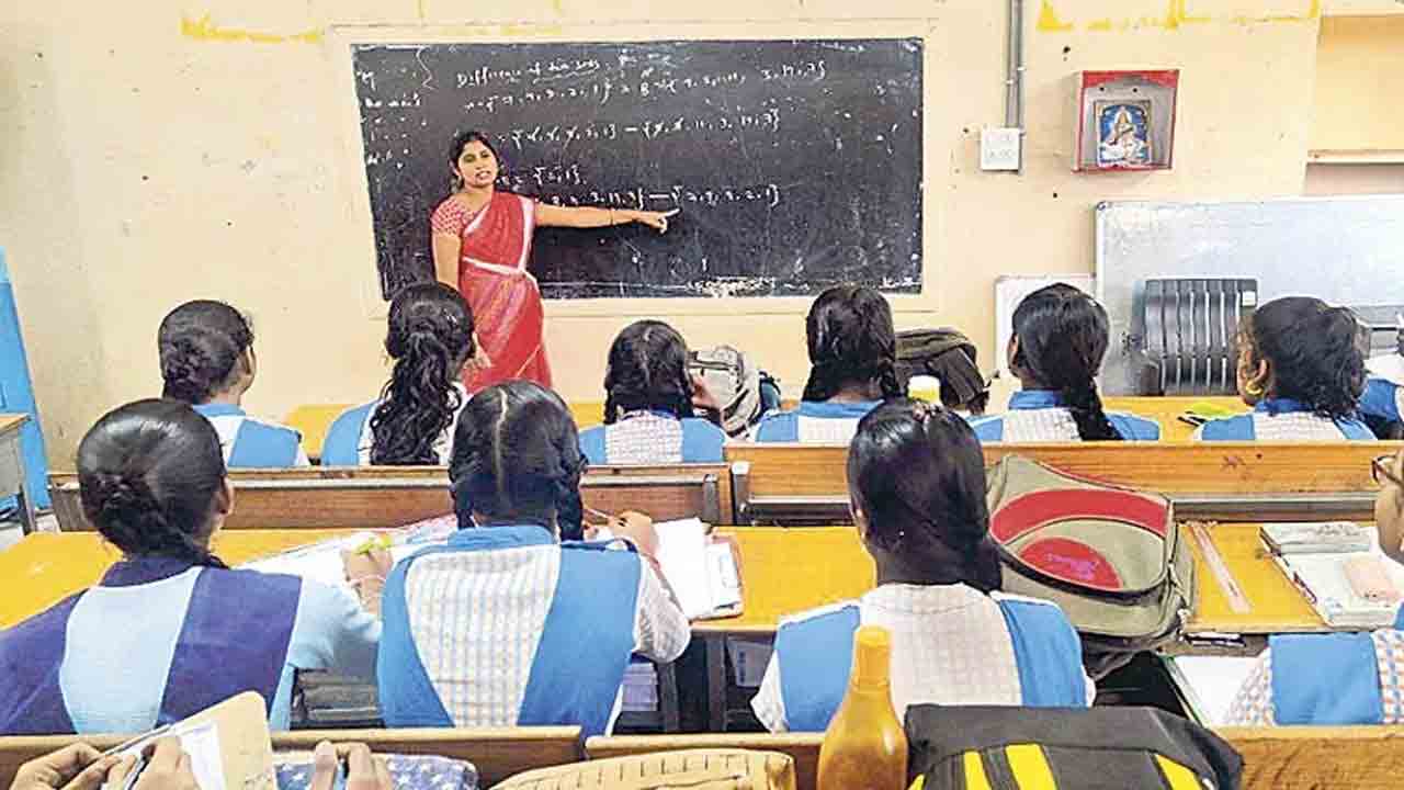 పాఠమెలా చెబుతున్నారు!