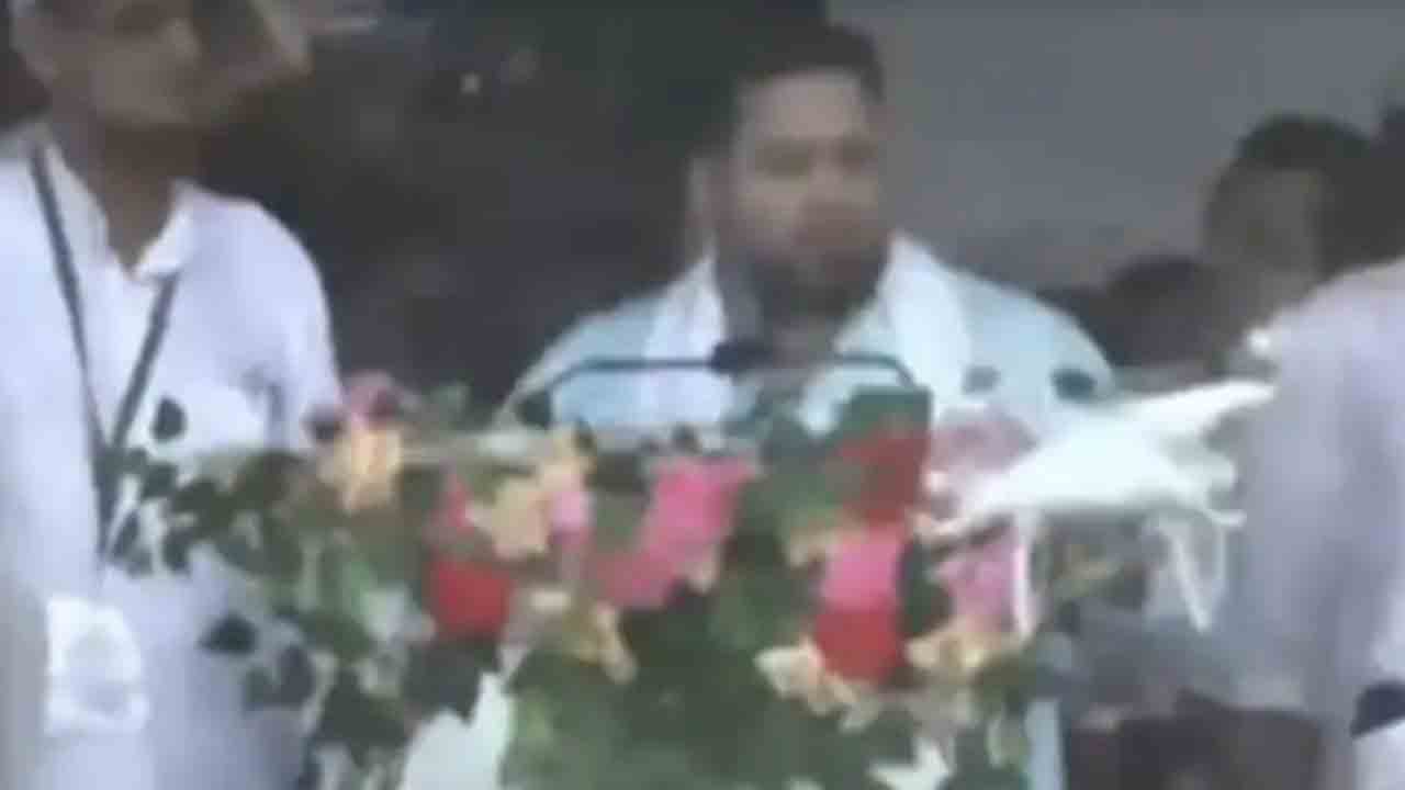 Watch: తేజస్వి యాదవ్ మాట్లాడుతుండగా దూసుకొచ్చిన డ్రోన్‌.. తర్వాత ఏం   జరిగిందంటే?