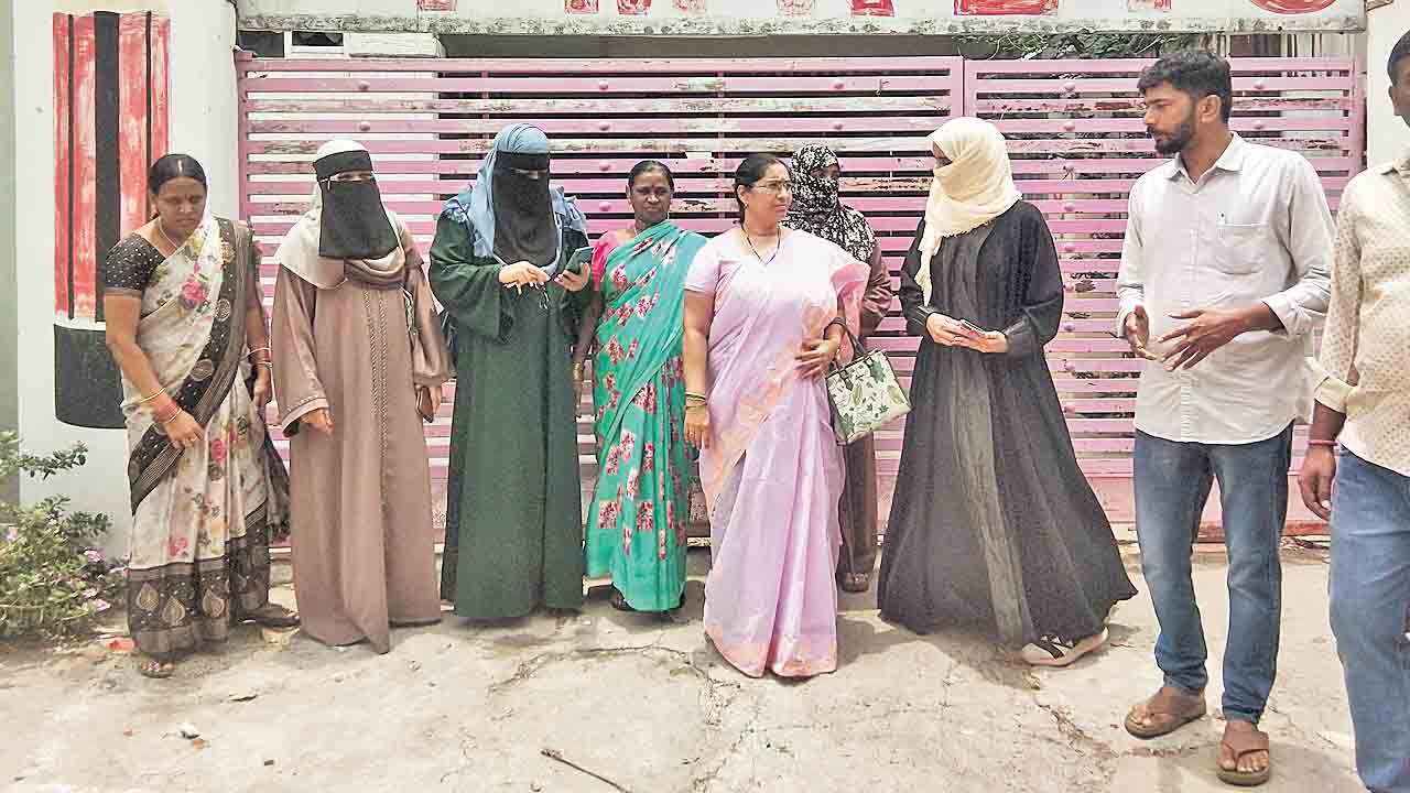 మైనార్టీ గురుకులాలకు తాళం