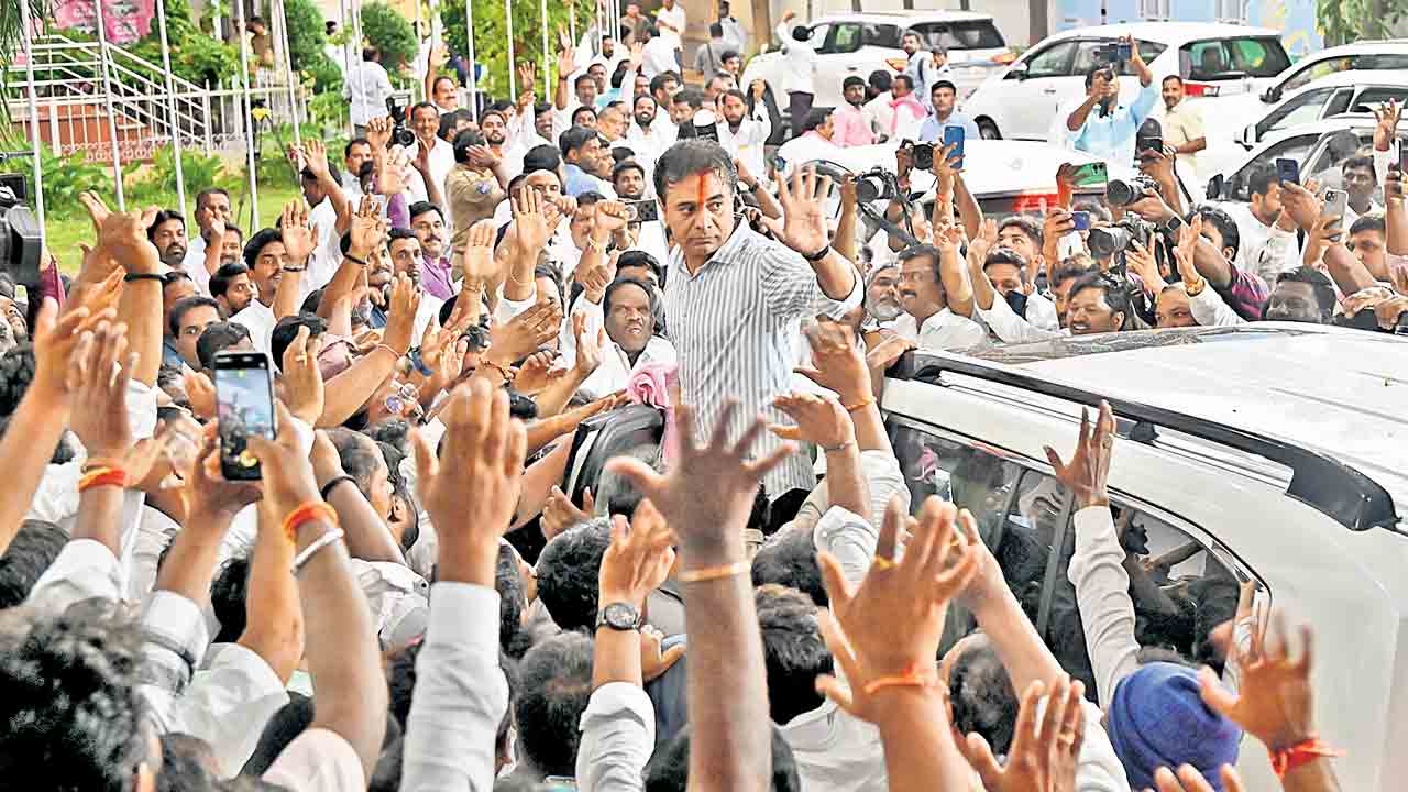 తెలంగాణభవన్‌కు హోరెత్తిన గులాబీదండు