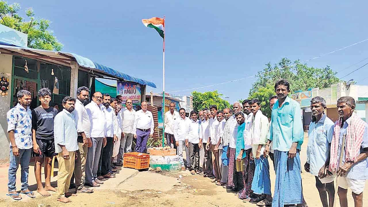 కాంగ్రెస్‌ గద్దెపై జాతీయ జెండా