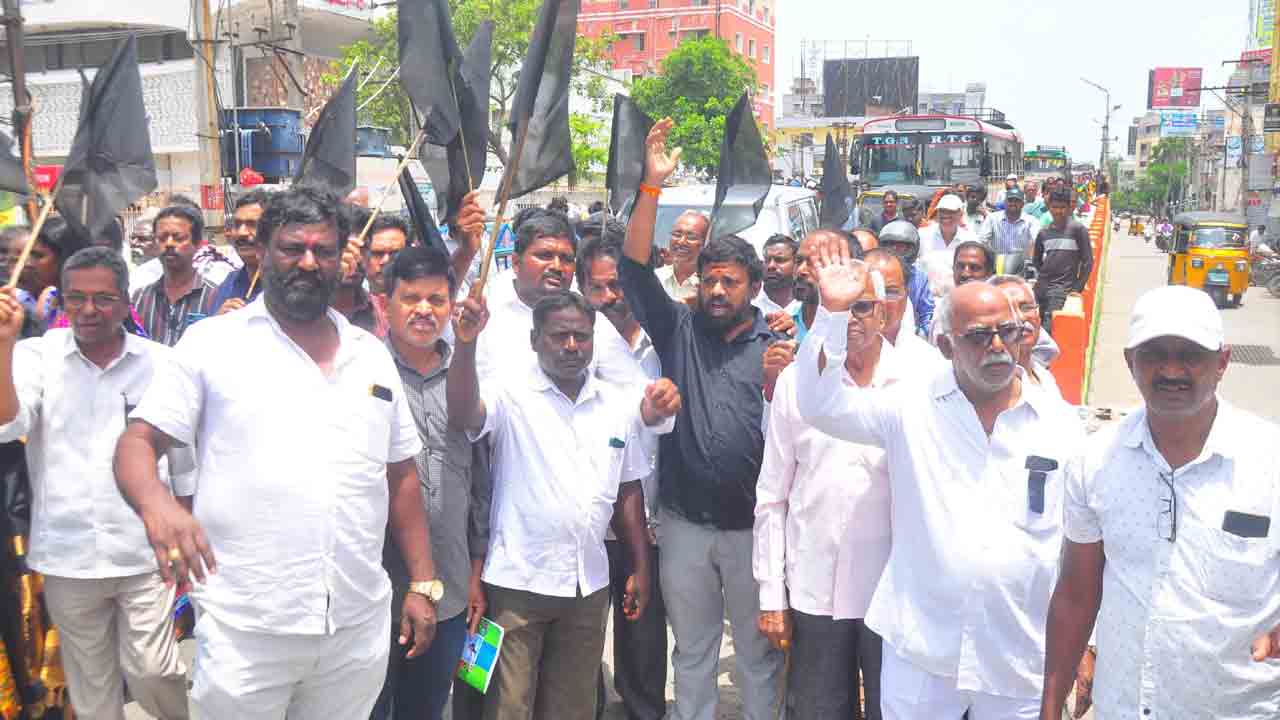 ఉద్యమకారులకు ఇచ్చిన హామీలు అమలు చేయాలి