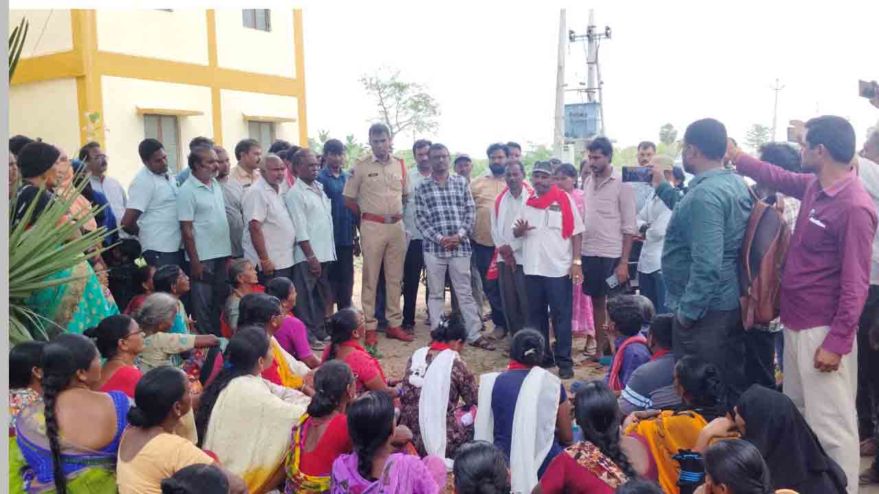 తొర్రూరులో డబుల్ బెడ్ రూమ్ ఇండ్ల ముట్టడి