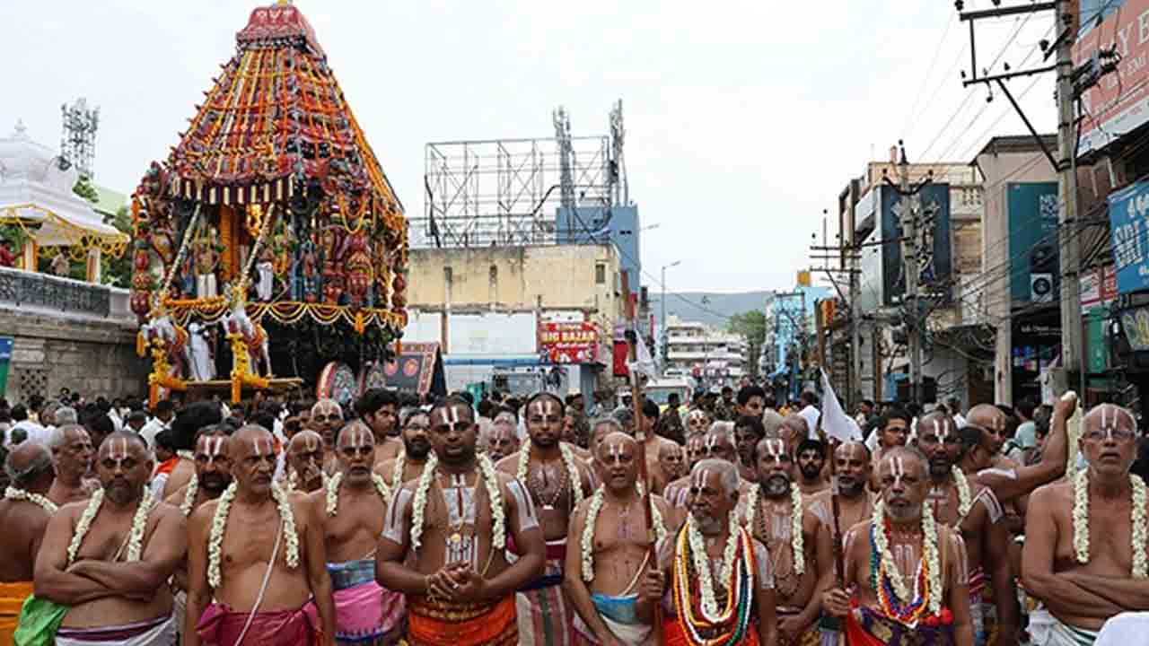 Brahmotsavam | కొనసాగుతున్న వార్షిక బ్రహ్మోత్సవాలు.. వైభవంగా గోవిందుడి రథోత్సవం