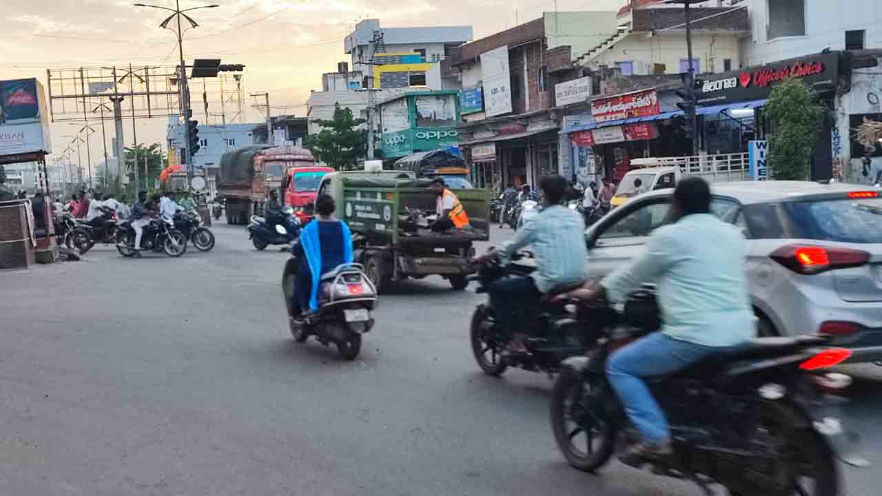 Traffic Signals | లక్షలు పెట్టి కోరుట్లలో ట్రాఫిక్ సిగ్నల్స్ ఏర్పాటు.. ఏడాది కాలంగా పనిచేయని సిగ్నల్ వ్యవస్థ