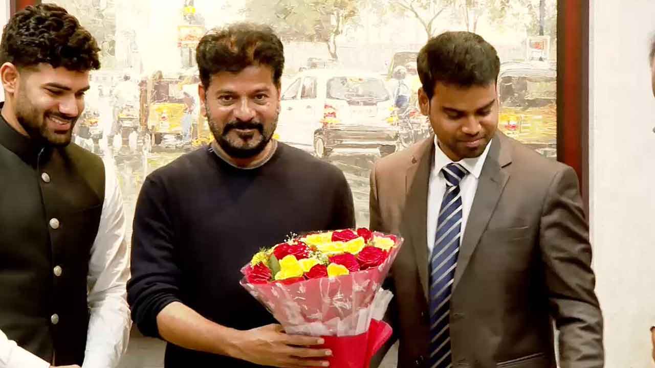 సీఎంను కలిసిన ట్రైనీ ఐఏఎస్‌లు