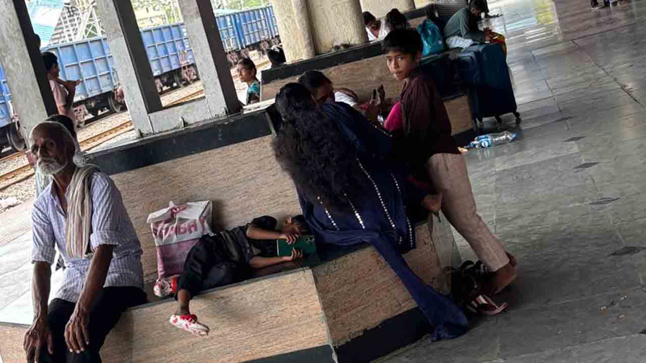 Trains | నిలిచిపోయిన రైళ్లు.. ప్రయాణికుల ఇబ్బందులు