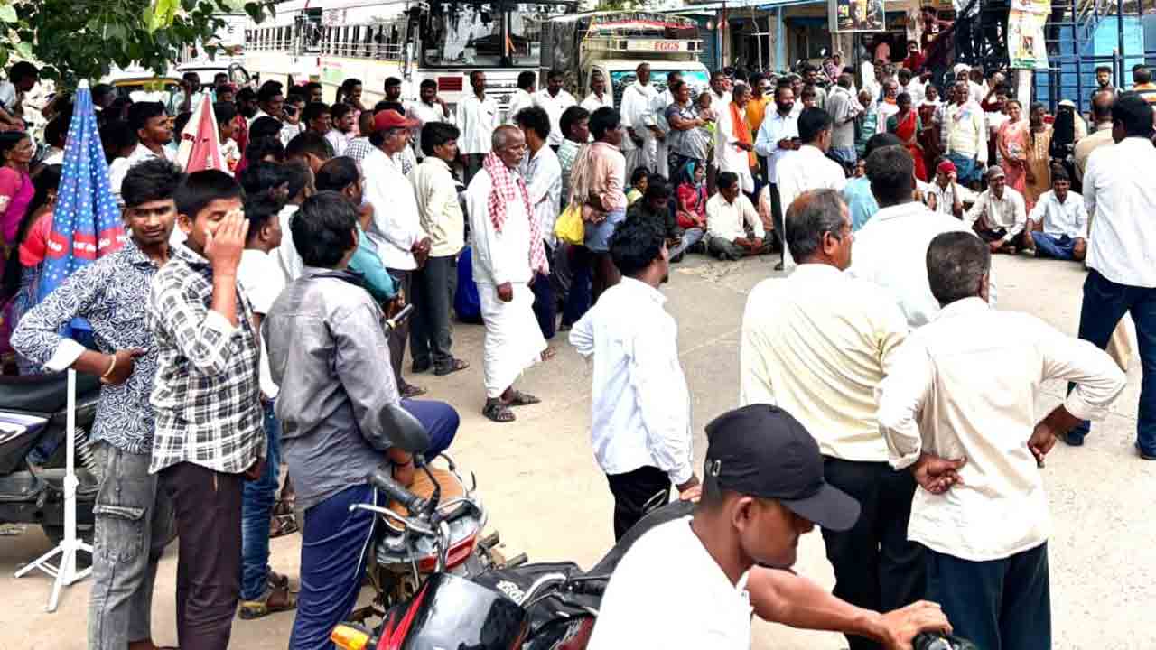 రోడ్డు పనులు చేపట్టాలని రాస్తారోకో