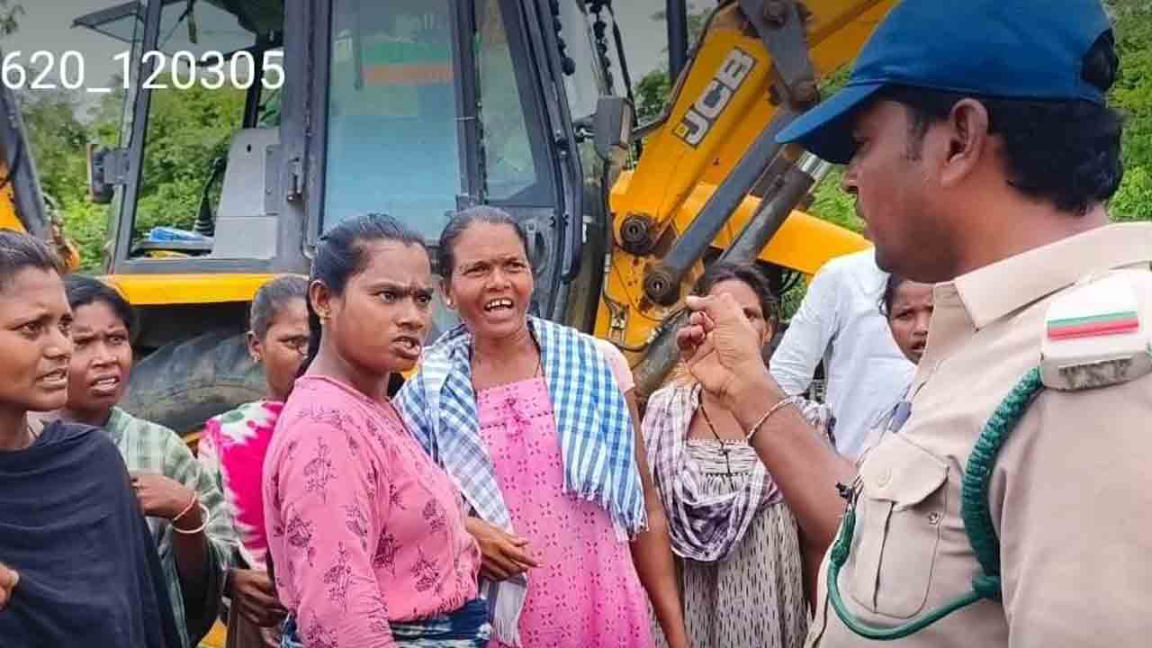గిరిజన మహిళలపై అటవీ అధికారుల దాడి