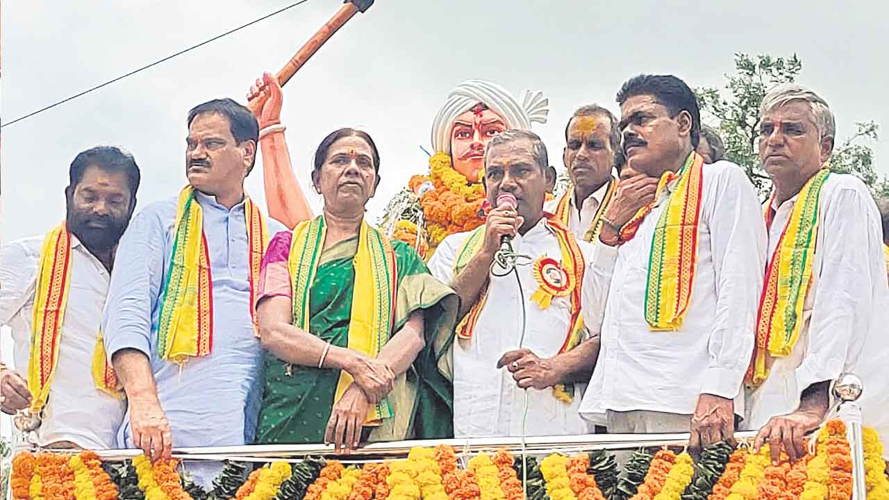 ట్యాంక్బండ్పై దొడ్డి కొమురయ్య విగ్రహాన్ని పెట్టాలి.. తుల ఉమ