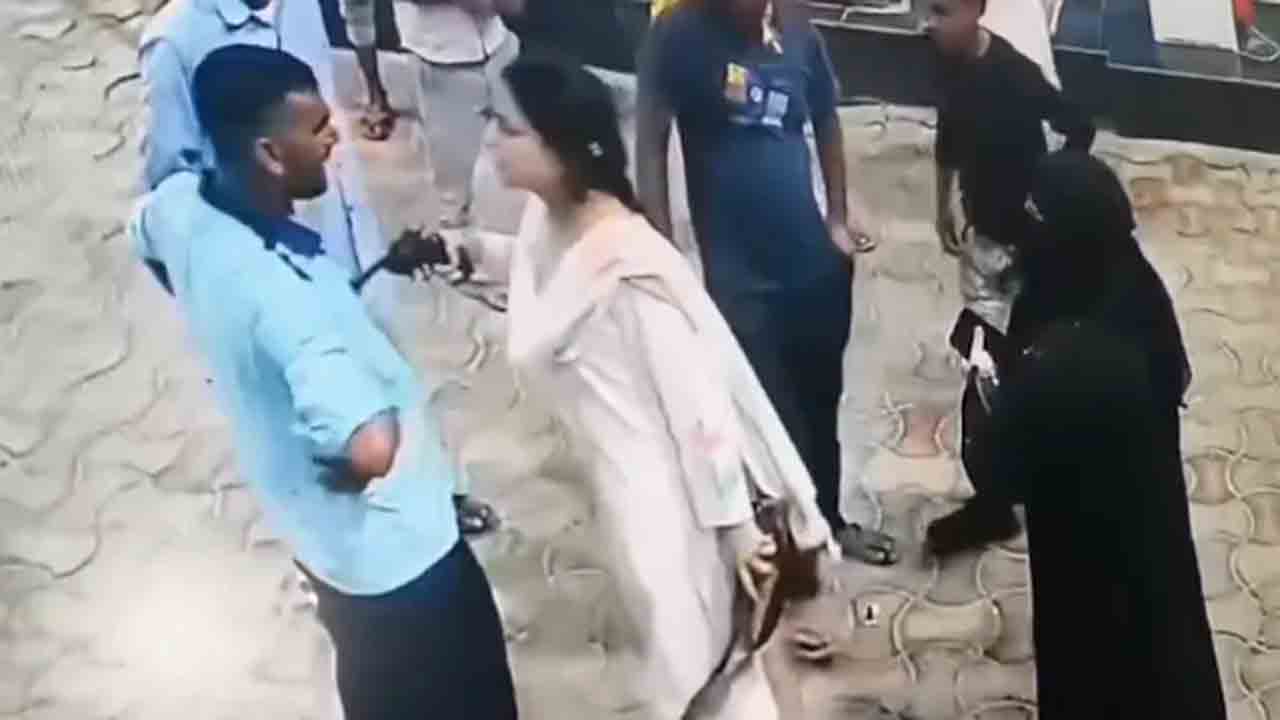 Watch: గ్యాస్ స్టేషన్ సిబ్బందిపై గన్‌ గురిపెట్టిన మహిళ.. తర్వాత ఏం జరిగిందంటే?