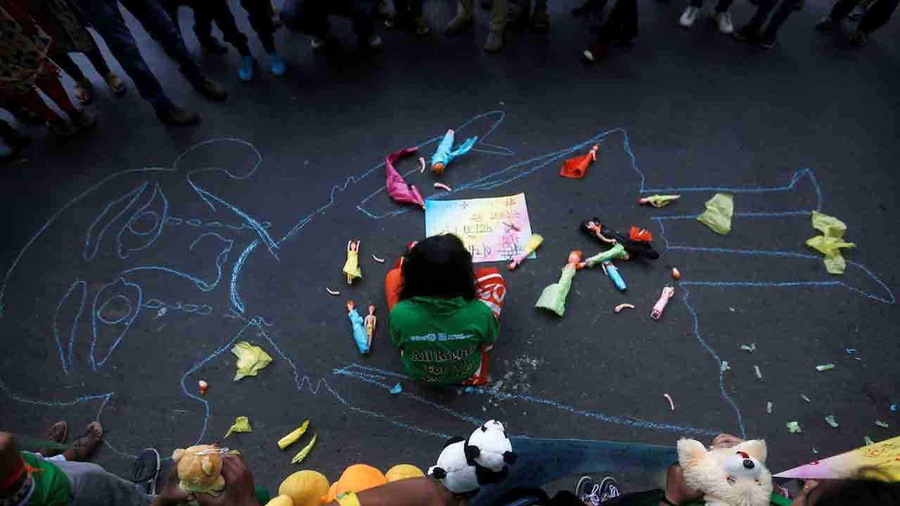 Metro Station | మెట్రోస్టేషన్‌లో తల్లి ఒడిలో నిద్రిస్తున్న మూడేండ్ల చిన్నారిని ఎత్తుకెళ్లి దుండగుడు.. నిర్మానుష్య ప్రదేశానికి తీసుకెళ్లి