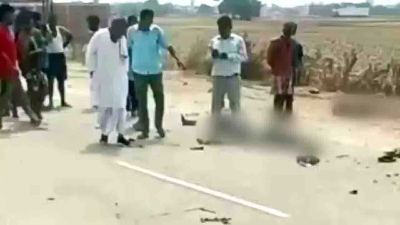 Viral Video | బైక్‌ను ఢీ కొట్టిన కారు.. గాల్లోకి ఎగిరి పడ్డ యువకులు.. షాకింగ్‌ వీడియో