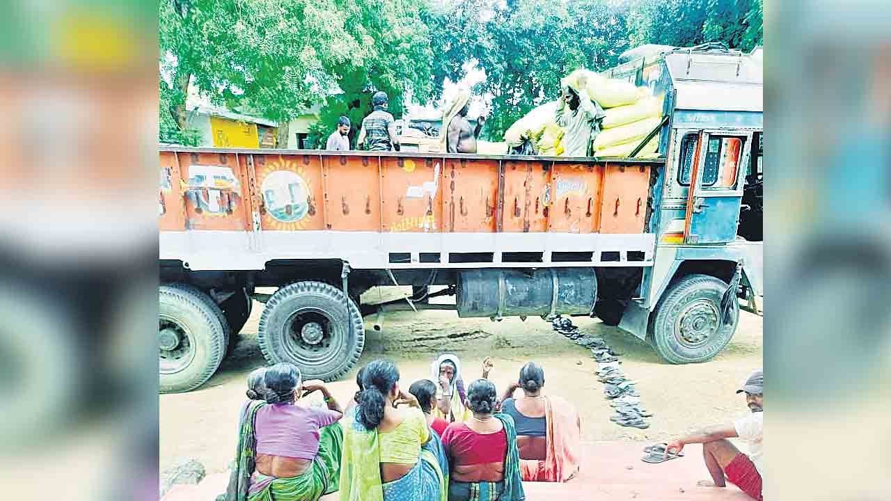 యూరియా కోసం చెప్పుల వరుస