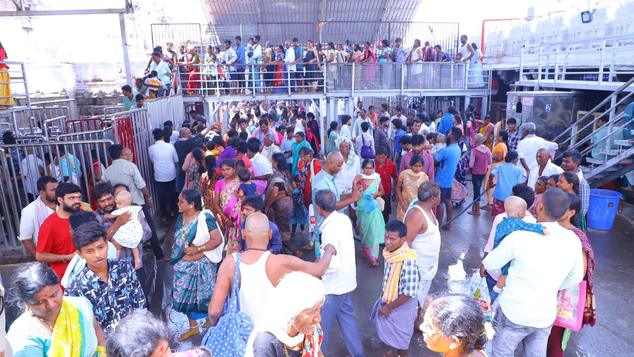 Rajanna Temple | రాజన్న ఆలయానికి పోటెత్తిన భక్తులు.. సౌకర్యాల లేమిపై ఆగ్రహం..