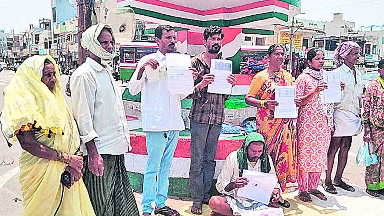 భూ కబ్జాకు కాంగ్రెస్‌ అధ్యక్షుడి యత్నం